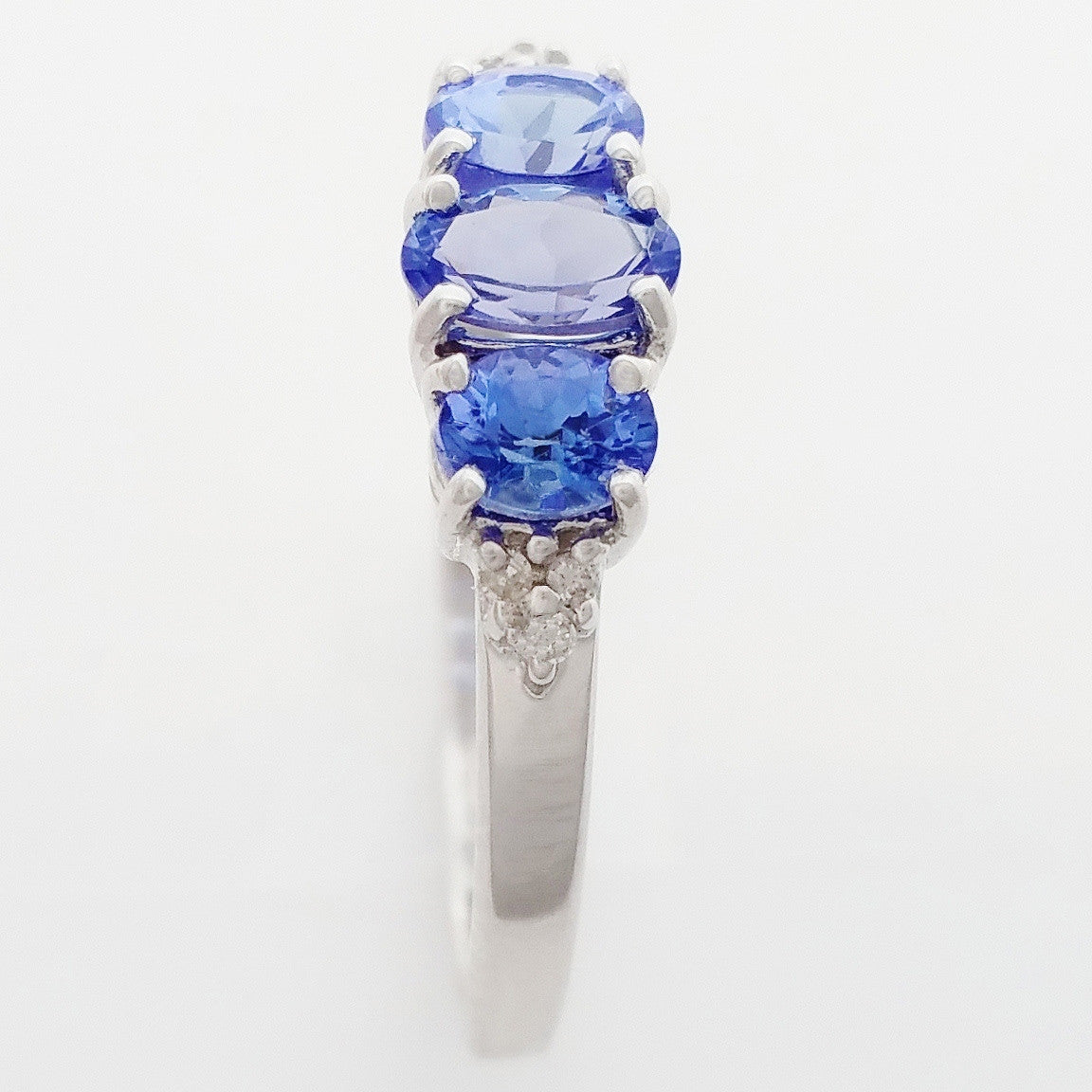 9K SOLID WHITE GOLD 0.60CT NATURAL TANZANITE TRILOGY RING WITH 6 DIAMONDS.