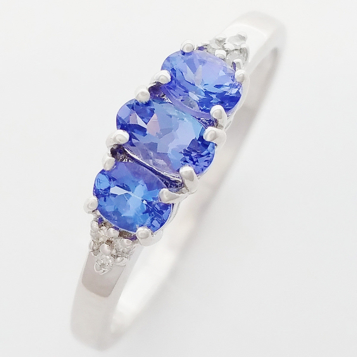 9K SOLID WHITE GOLD 0.60CT NATURAL TANZANITE TRILOGY RING WITH 6 DIAMONDS.