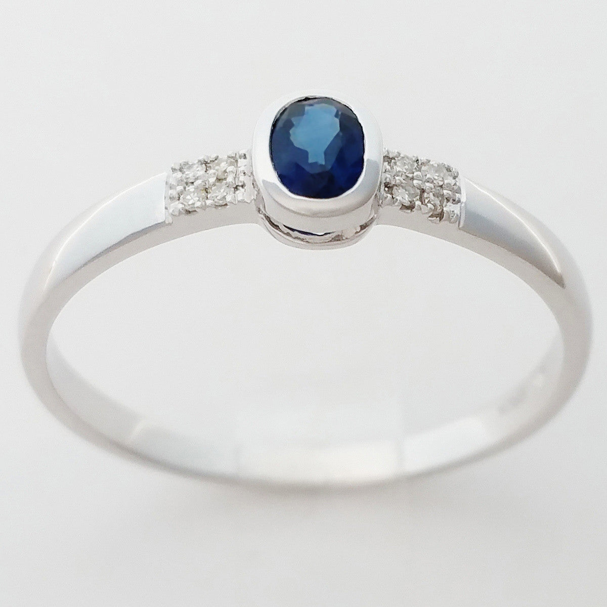 9K SOLID WHITE GOLD 0.25CT NATURAL OVAL BLUE SAPPHIRE RING WITH 8 DIAMONDS.