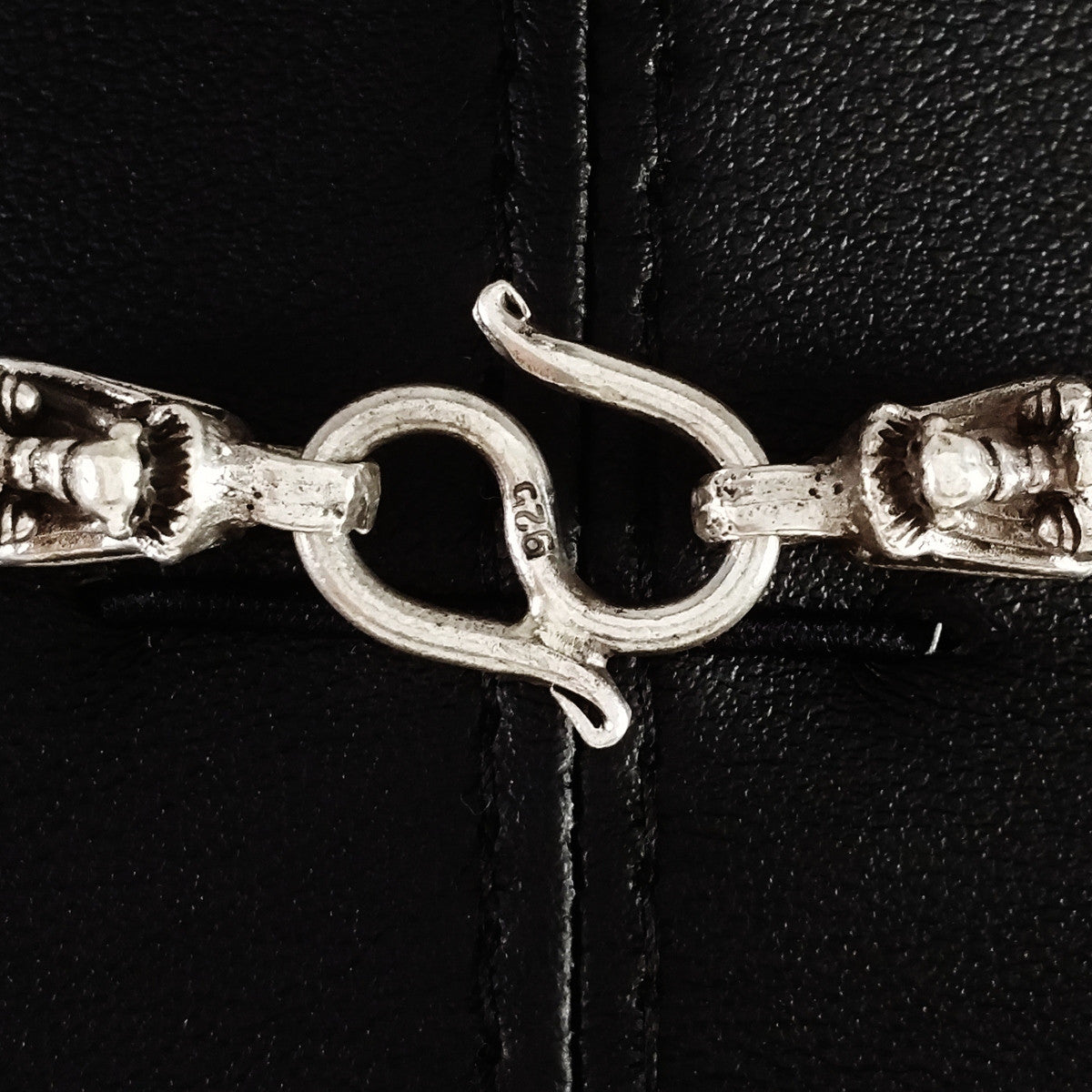 MEN'S 55 CM GENUINE SOLID STERLING SILVER DRAGON CLASP CHAIN NECKLACE.