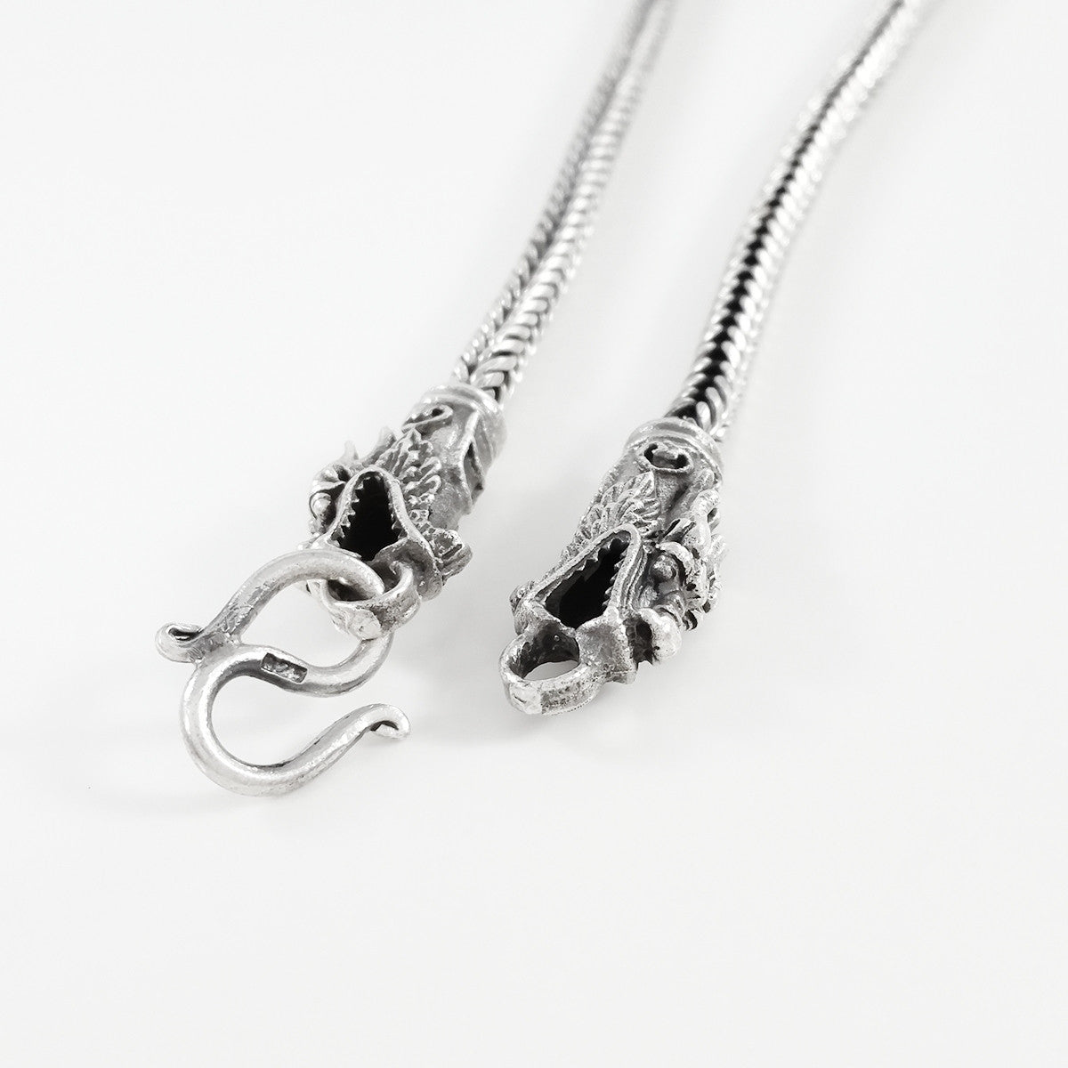 MEN'S 55 CM GENUINE SOLID STERLING SILVER DRAGON CLASP CHAIN NECKLACE.