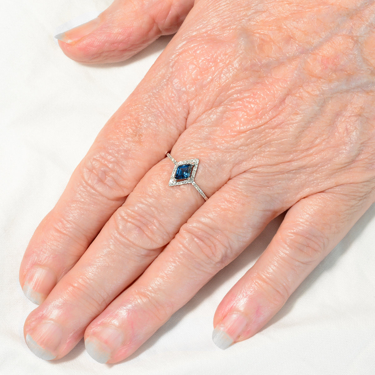 9K SOLID WHITE GOLD FINEST 0.50CT LONDON BLUE TOPAZ WITH 34 DIAMONDS.