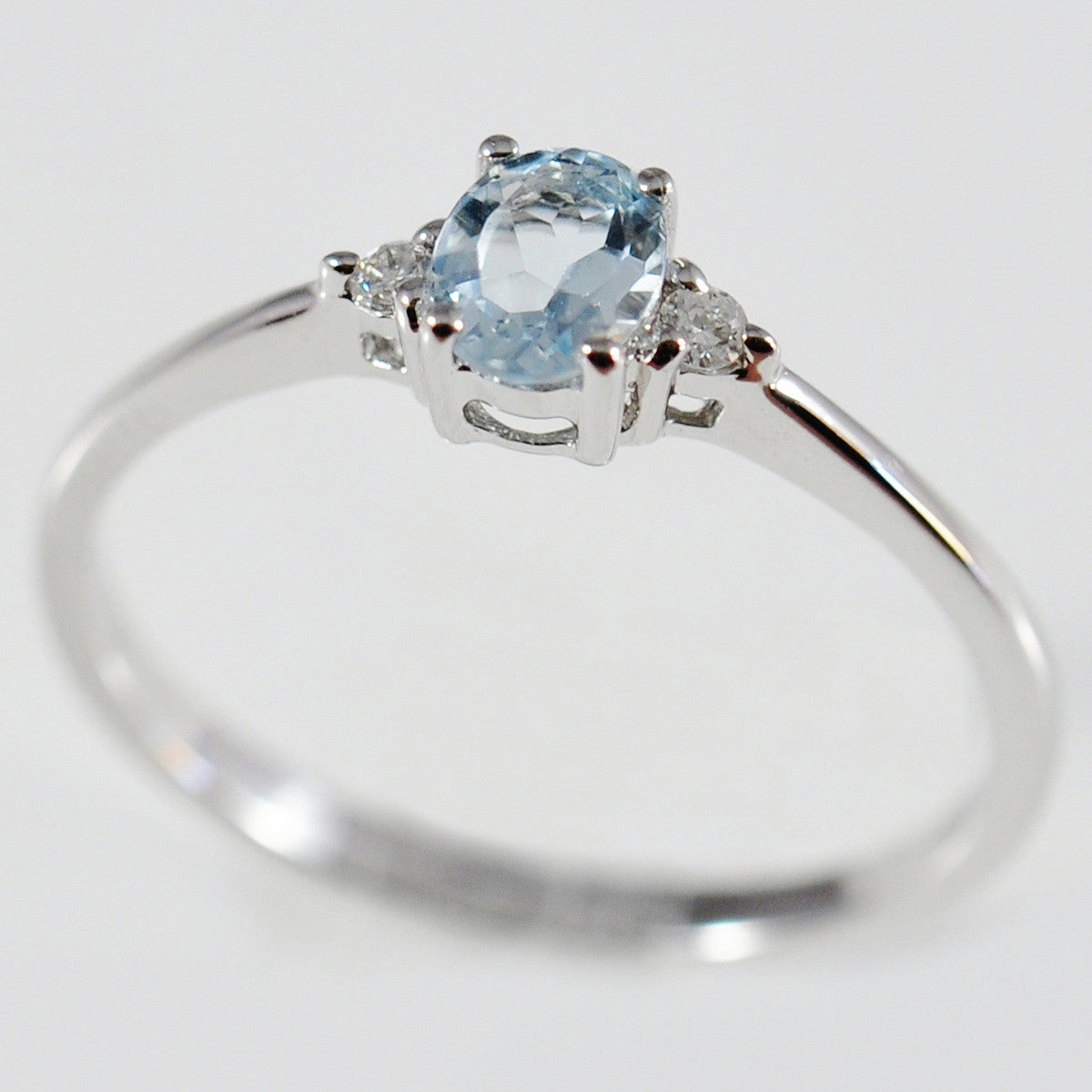 9K SOLID WHITE GOLD 0.30CT NATURAL OVAL AQUAMARINE RING WITH 2 DIAMONDS.
