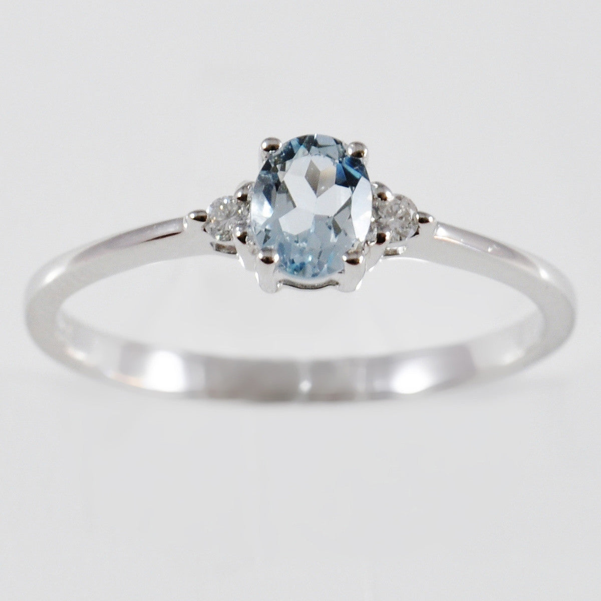9K SOLID WHITE GOLD 0.30CT NATURAL OVAL AQUAMARINE RING WITH 2 DIAMONDS.