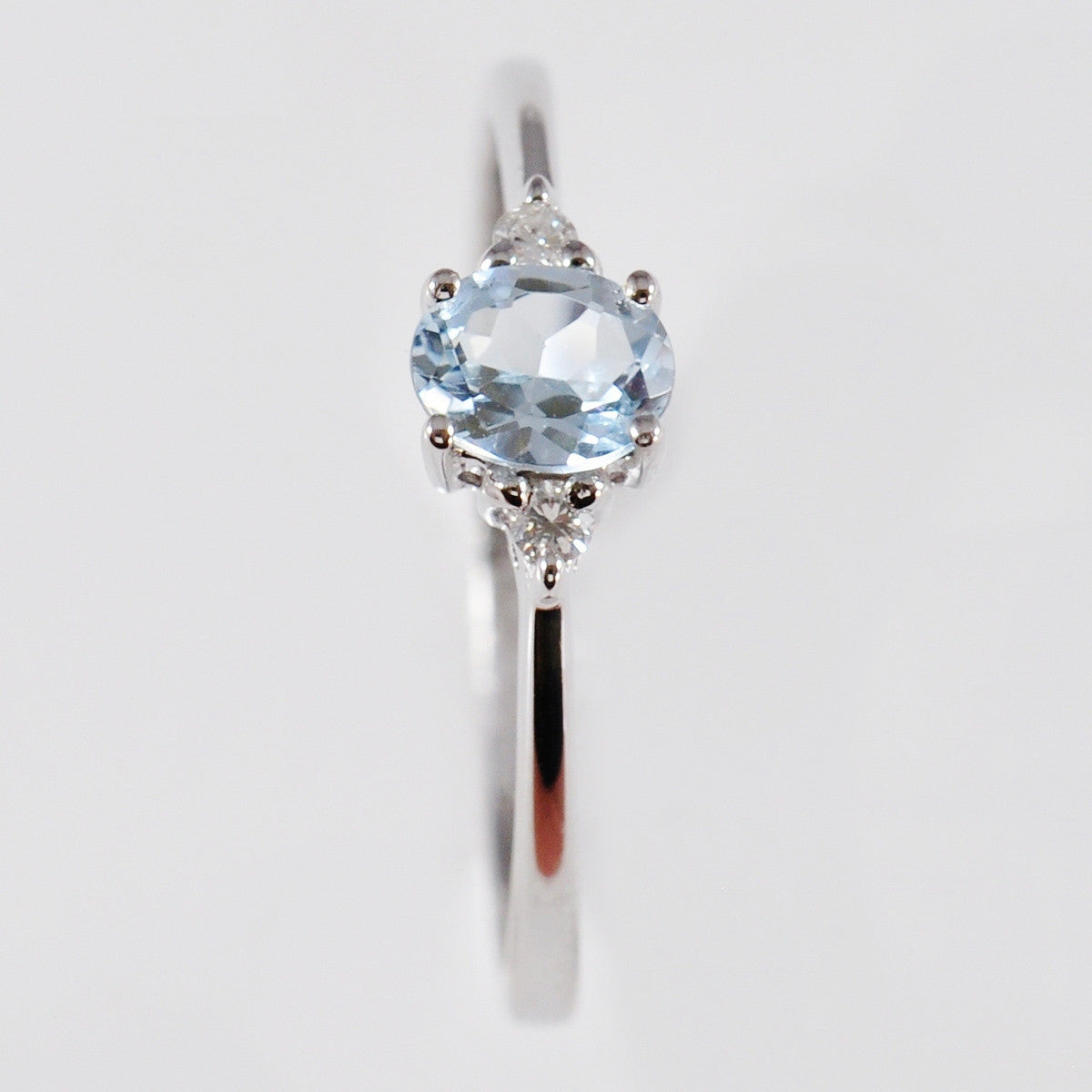 9K SOLID WHITE GOLD 0.30CT NATURAL OVAL AQUAMARINE RING WITH 2 DIAMONDS.