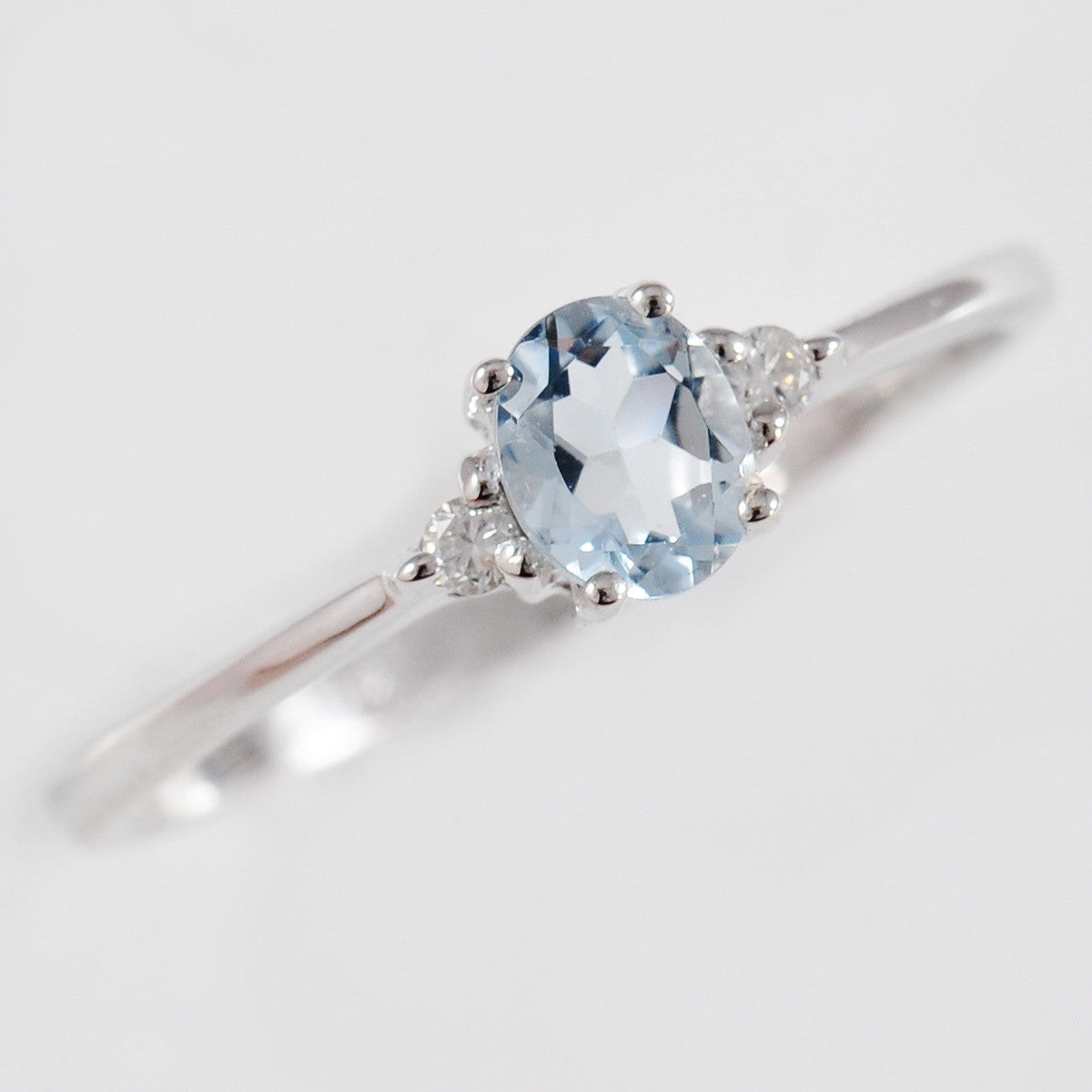 9K SOLID WHITE GOLD 0.30CT NATURAL OVAL AQUAMARINE RING WITH 2 DIAMONDS.