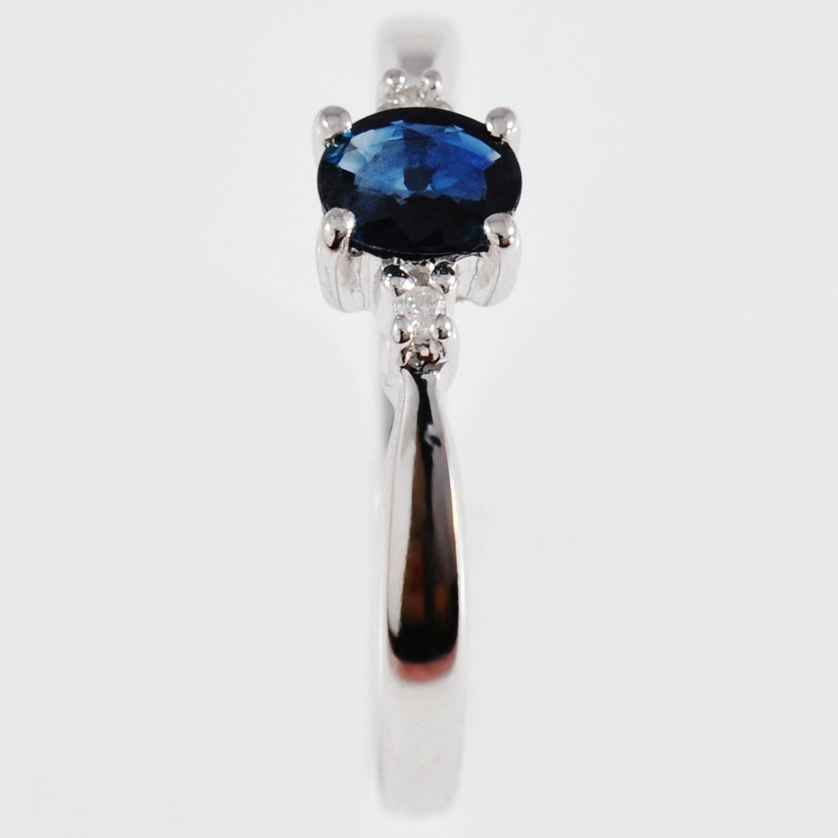 9K SOLID WHITE GOLD 0.40CT NATURAL OVAL BLUE SAPPHIRE RING WITH 2 DIAMONDS.