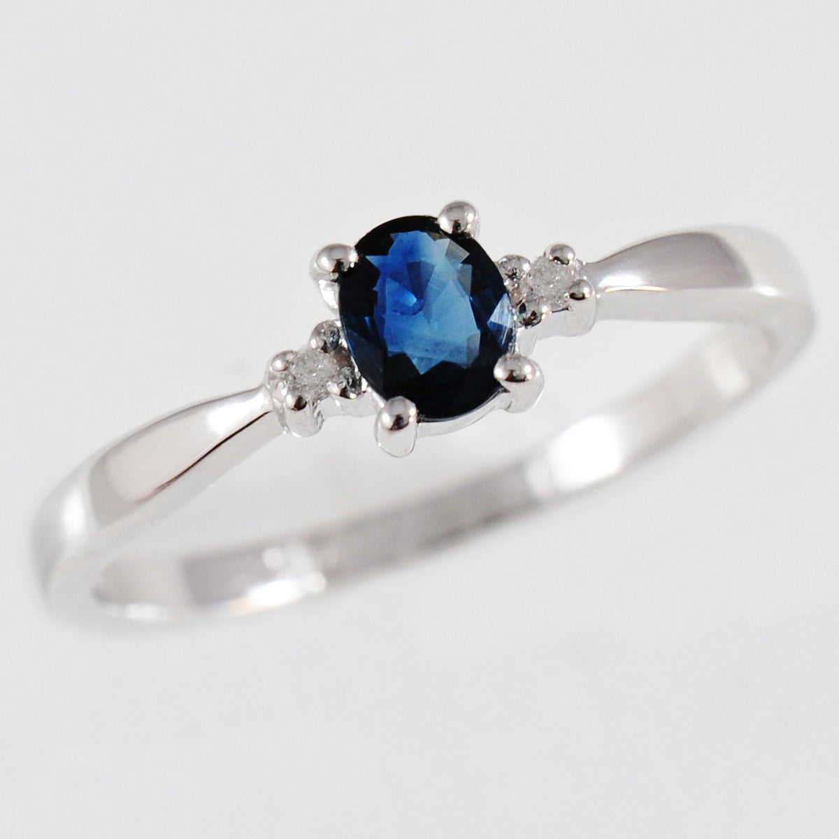 9K SOLID WHITE GOLD 0.40CT NATURAL OVAL BLUE SAPPHIRE RING WITH 2 DIAMONDS.