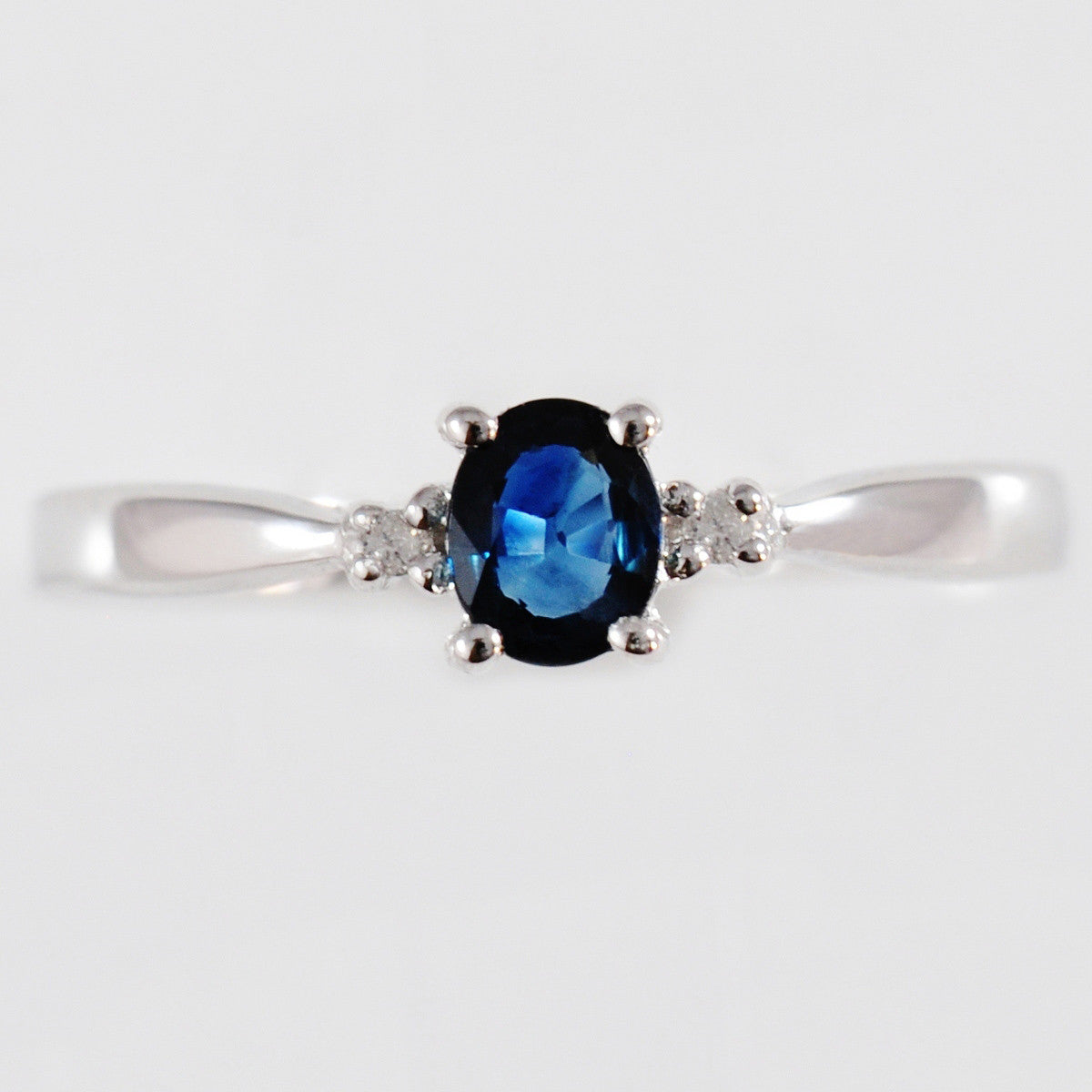 9K SOLID WHITE GOLD 0.40CT NATURAL OVAL BLUE SAPPHIRE RING WITH 2 DIAMONDS.