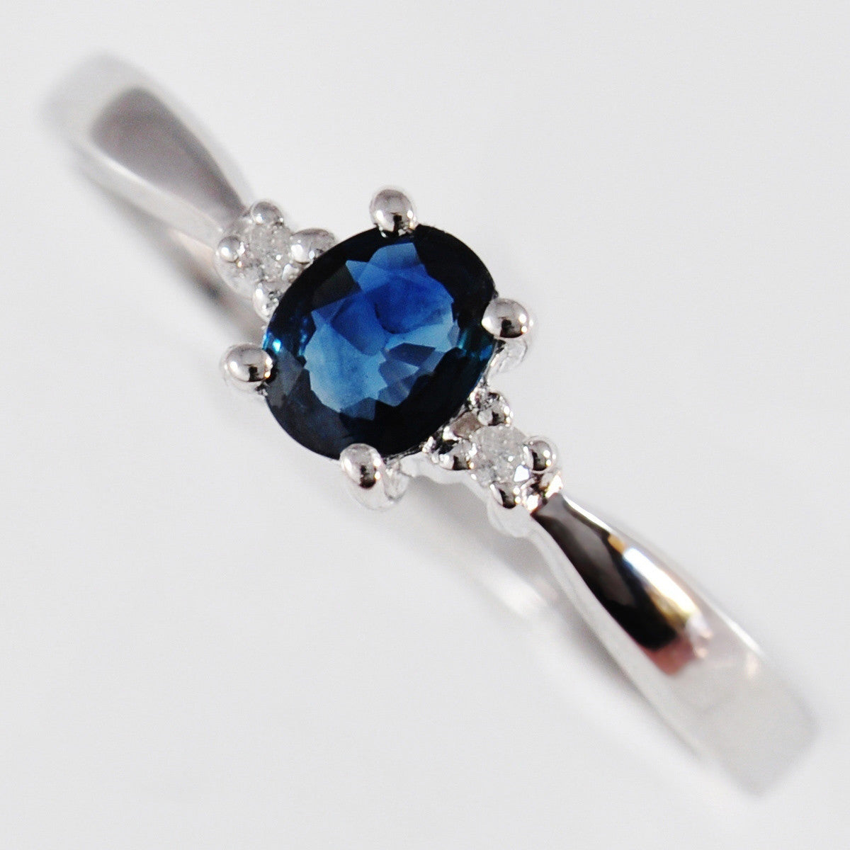 9K SOLID WHITE GOLD 0.40CT NATURAL OVAL BLUE SAPPHIRE RING WITH 2 DIAMONDS.