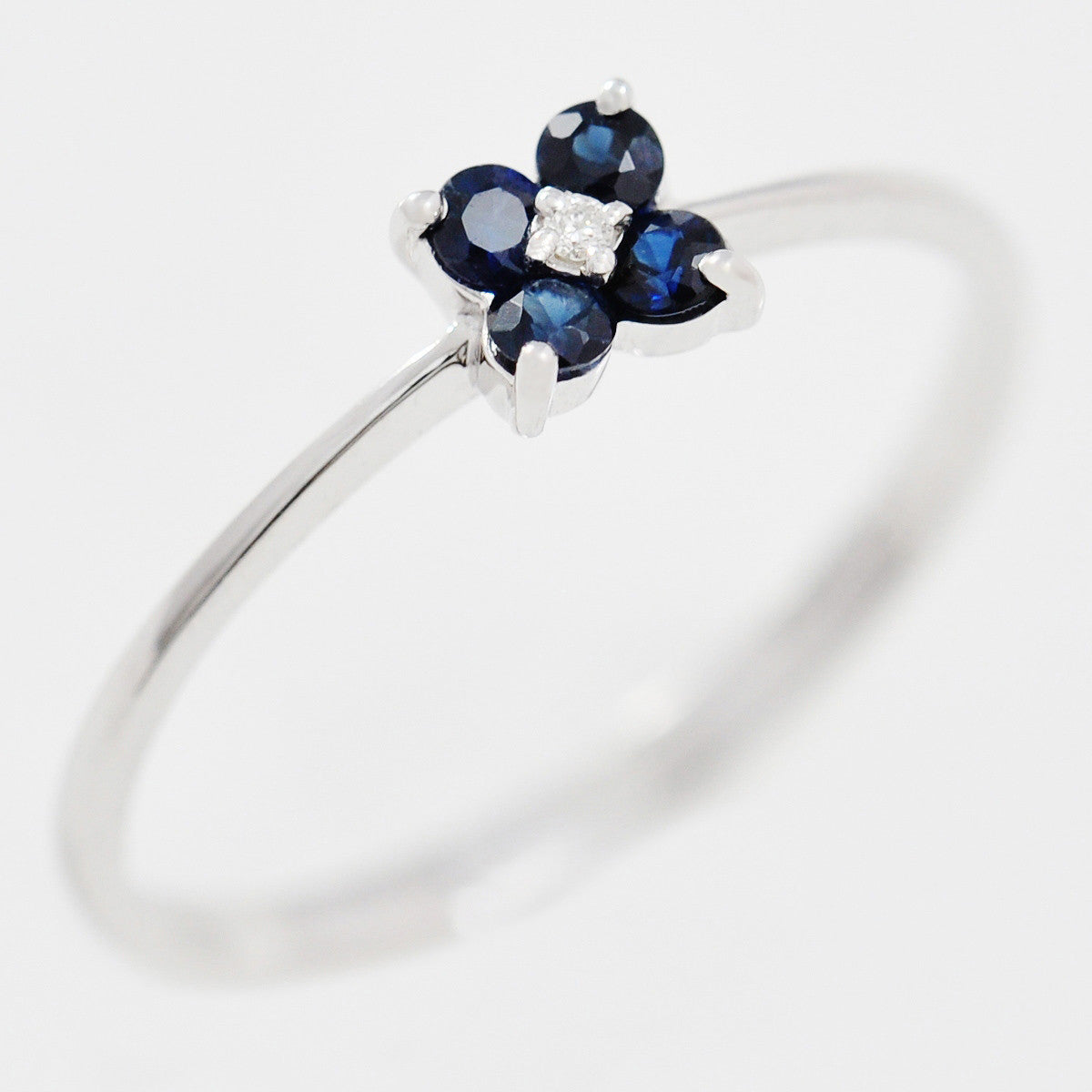 9K SOLID WHITE GOLD 0.20CT SAPPHIRE FLORAL CLUSTER RING WITH CENTRE DIAMOND.