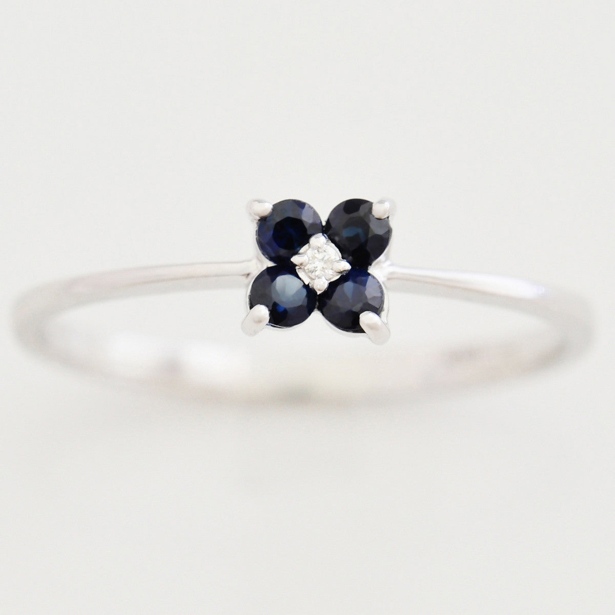 9K SOLID WHITE GOLD 0.20CT SAPPHIRE FLORAL CLUSTER RING WITH CENTRE DIAMOND.