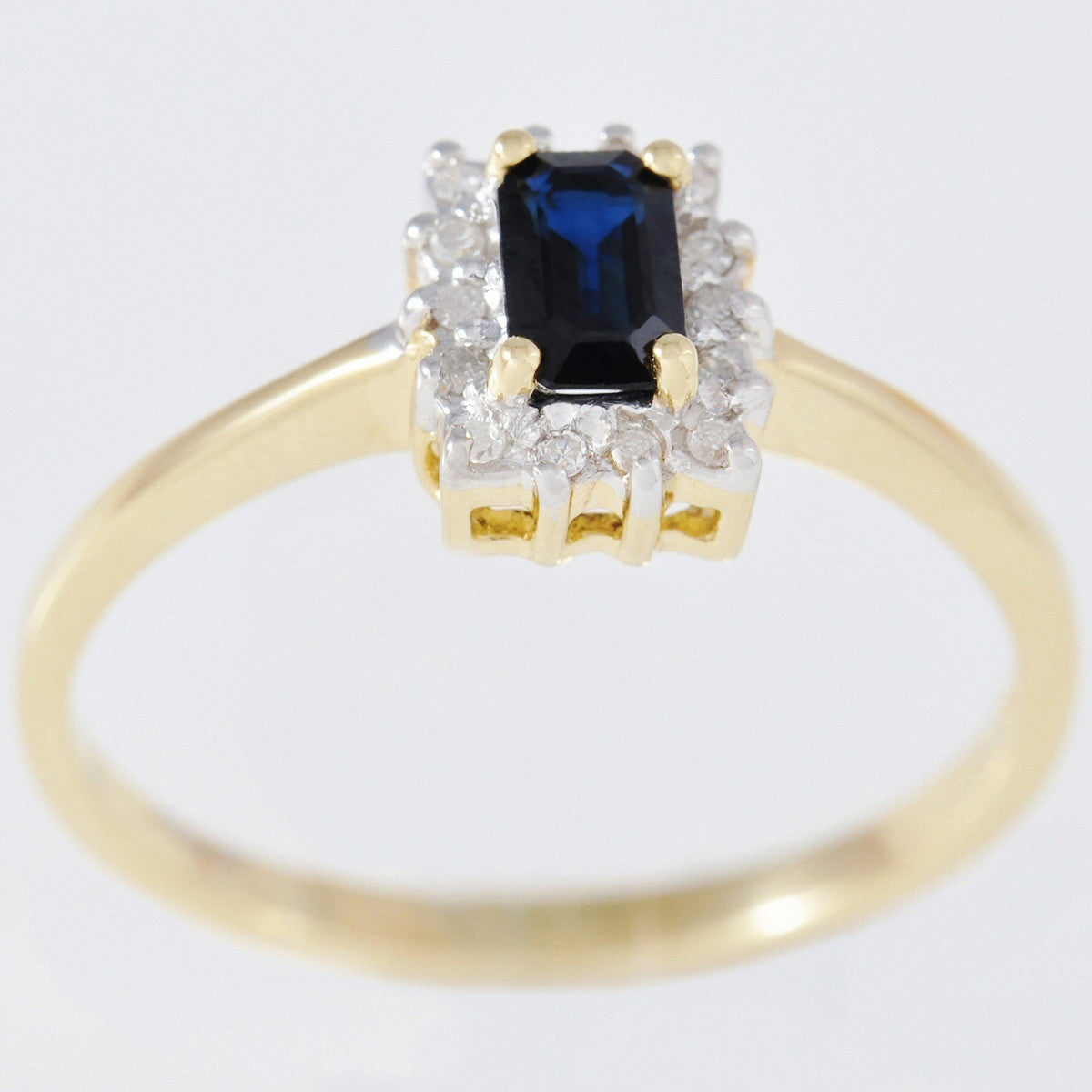 9K SOLID GOLD VINTAGE INSPIRED 0.40CT NATURAL SAPPHIRE RING WITH 14 DIAMONDS.