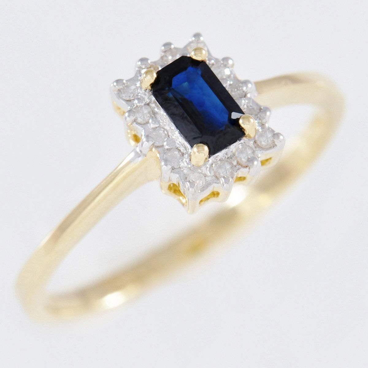 9K SOLID GOLD VINTAGE INSPIRED 0.40CT NATURAL SAPPHIRE RING WITH 14 DIAMONDS.