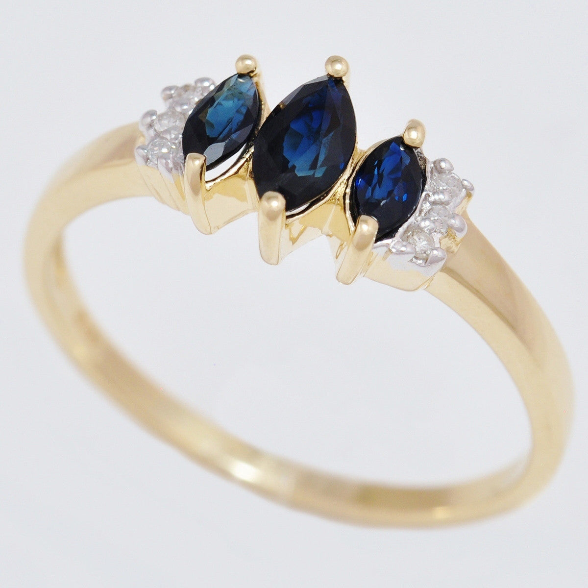 9K SOLID GOLD HANDMADE VINTAGE INSPIRED 0.70CT NATURAL SAPPHIRE RING WITH 6 DIAMONDS.