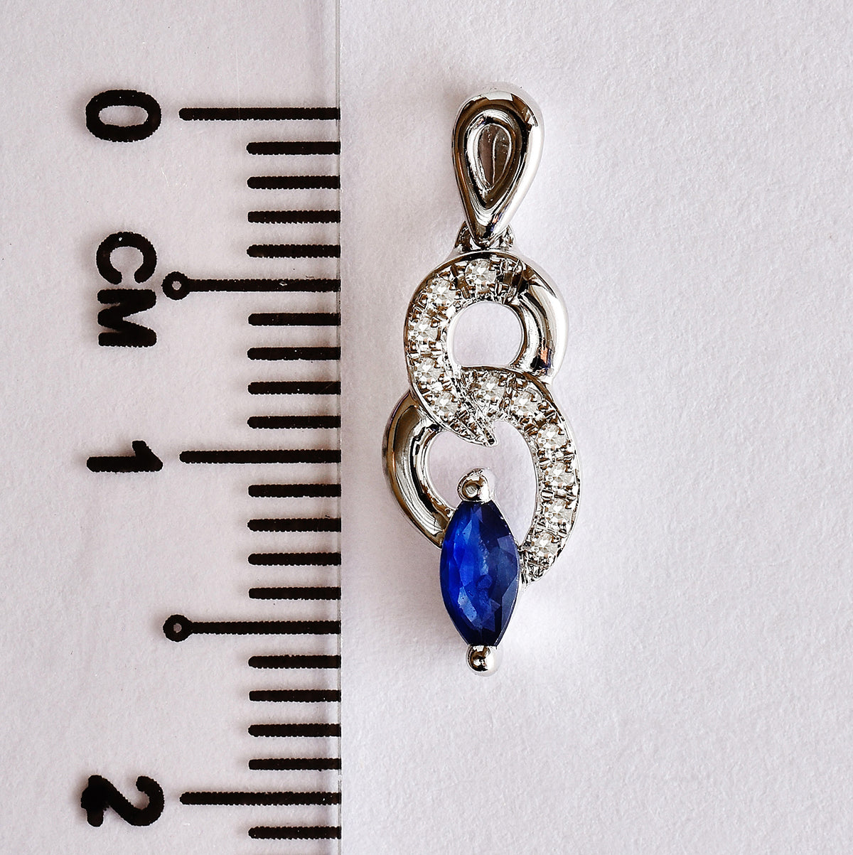 9K SOLID WHITE GOLD 0.20CT NATURAL SAPPHIRE PENDANT WITH ELEVEN DIAMONDS.