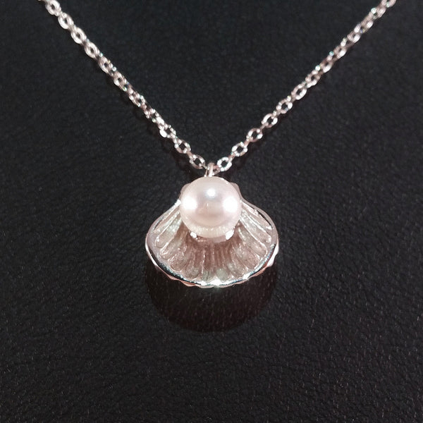 925 STERLING SILVER NECKLACE WITH GENUINE FRESHWATER PEARL SET IN SEA SHELL PENDANT.