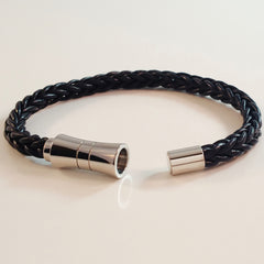 MEN'S BLACK BRAIDED COW HIDE LEATHER BRACELET WITH STAINLESS STEEL CLASP.
