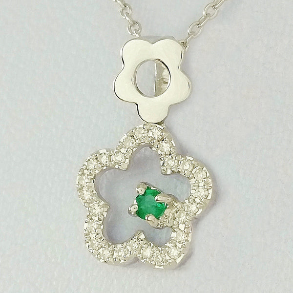 9K SOLID WHITE GOLD 45CM NECKLACE WITH NATURAL EMERALD AND 25 DIAMOND PENDANT.