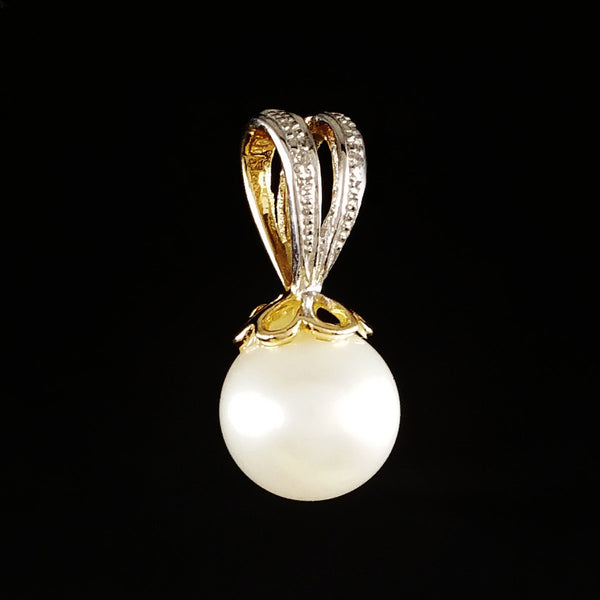 9K SOLID GOLD 8.00MM PEARL AND DIAMOND PENDANT.
