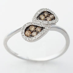 9K SOLID WHITE GOLD 8 NATURAL CHAMPAGNE DIAMOND & 38 WHITE DIAMOND RING.