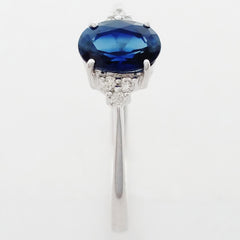 9K SOLID WHITE GOLD 0.50CT NATURAL OVAL BLUE SAPPHIRE RING WITH 6 DIAMONDS.