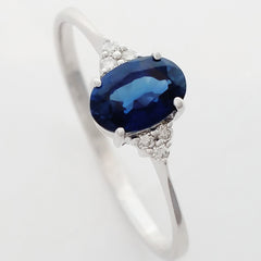 9K SOLID WHITE GOLD 0.50CT NATURAL OVAL BLUE SAPPHIRE RING WITH 6 DIAMONDS.