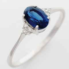 9K SOLID WHITE GOLD 0.50CT NATURAL OVAL BLUE SAPPHIRE RING WITH 6 DIAMONDS.