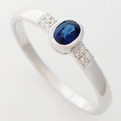 9K SOLID WHITE GOLD 0.25CT NATURAL OVAL BLUE SAPPHIRE RING WITH 8 DIAMONDS.