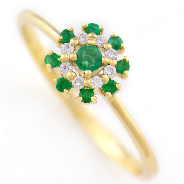 9K SOLID GOLD 0.15CT EMERALD CLUSTER RING WITH 8 DIAMONDS.