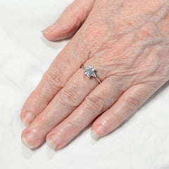 9K SOLID WHITE GOLD 0.90CT NATURAL EMERALD CUT AQUAMARINE + 6 DIAMOND RING.