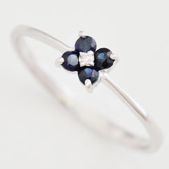 9K SOLID WHITE GOLD 0.20CT SAPPHIRE FLORAL CLUSTER RING WITH CENTRE DIAMOND.