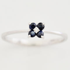 9K SOLID WHITE GOLD 0.20CT SAPPHIRE FLORAL CLUSTER RING WITH CENTRE DIAMOND.
